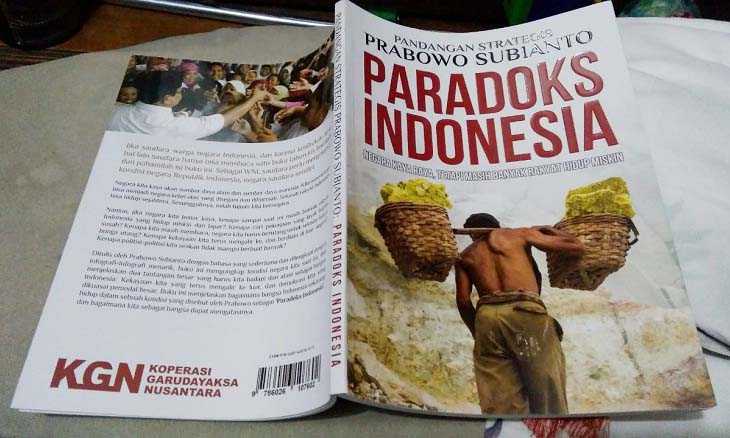 Paradoks Indonesia, buku karya Prabowo Subianto. (Foto: Gapey Sandy)