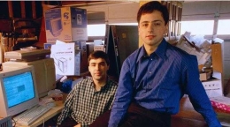 Pendiri Google, Larry Page (kiri) dan Sergey Brin (kanan) saat masih berkantor di sebuah garasi (Sumber: Google).