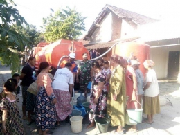 Babinsa Simongagrok Bersama Petugas BPBD Saat Salurkan Air Bersih Bagi Warga 