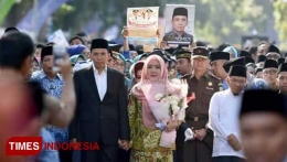 Gubernur Nusa Tenggara Barat (NTB) TGB Muhammad Zainul Majdi atau TGB beserta istri saat berjalan menuju Islamic Center NTB, Kota Mataram, Senin (17/9/2018). (FOTO: Humas Pemprov NTB for TIMES Indonesia)