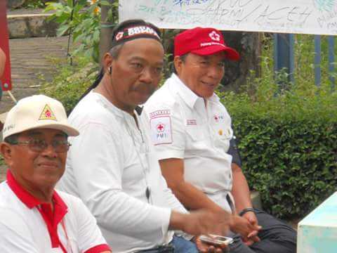 Bersama Ketua Bidang Relawan PMI Pusat, Bp. H. M. Muas (kiri penulis) di TKRN PMI 2013 Malang. Penulis memakai ikat kepala.