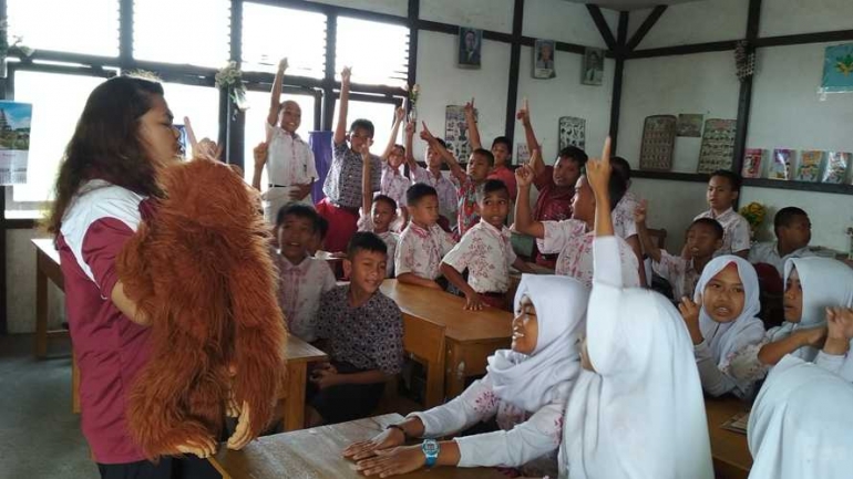 Antusias dari anak-anak ketika mendengarkan cerita tentang satwa. Foto dok : Yayasan Palung