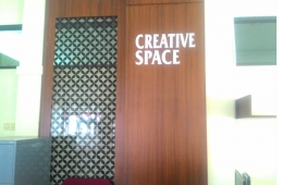 Ruang kreatif DCS Jogja, dilengkapi fasilitas komputer, AC, dan studio mini [Dok. pribadi]