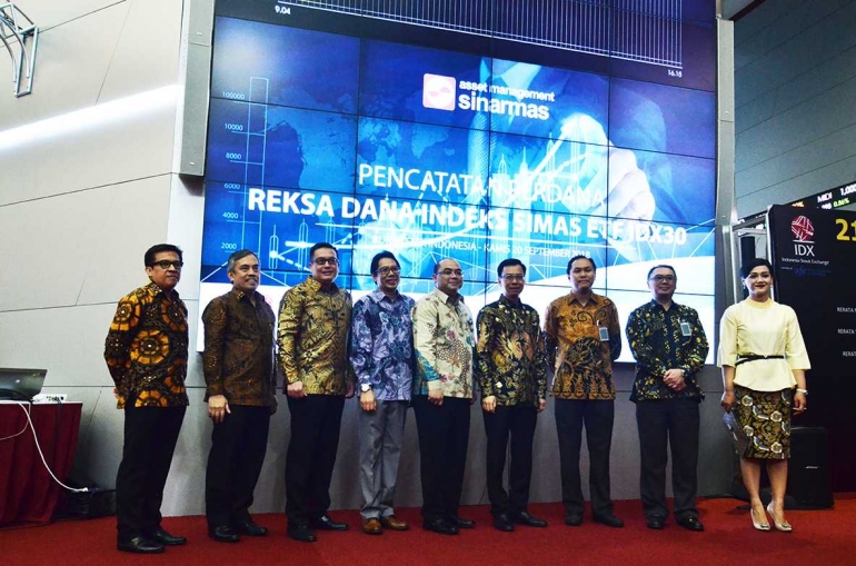 Direktur Utama PT. Sinarmas Asset Management, Bapak Alex Setyawan WK bersama Jamial Salim Konpoi selaku Direktur Marketing PT. Sinarmas Asset Management dan jajaran PT Sinarmas Sekuritas, BEI, OJK dan BCA selaku Bank Kustodian