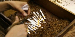 Seorang pekerja sedang memproses pembuatan rokok kretek.(KOMPAS.COM/AMIR SODIKIN)