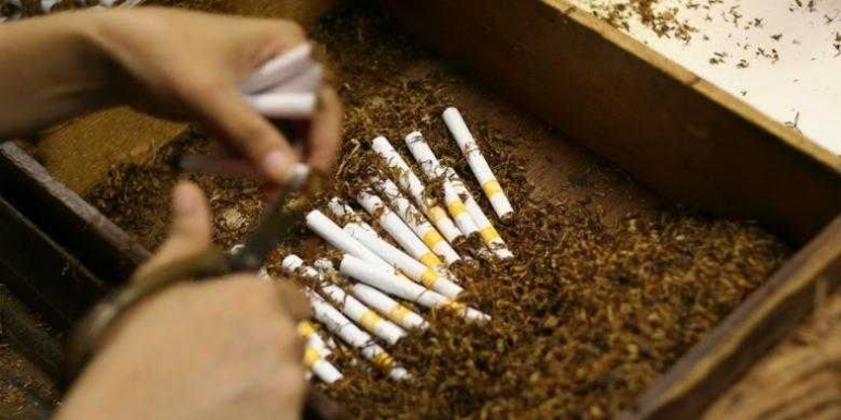 Seorang pekerja sedang memproses pembuatan rokok kretek.(KOMPAS.COM/AMIR SODIKIN)