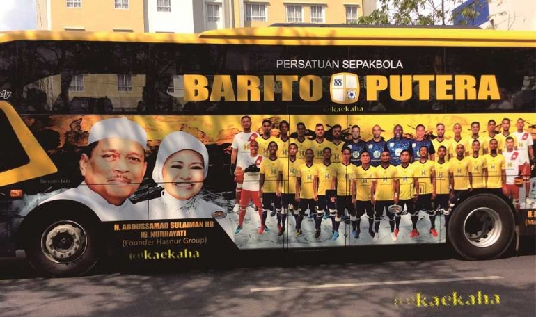 Foto Haji Leman dan Istri beserta squad Barito Putera (Foto : @kaekaha)