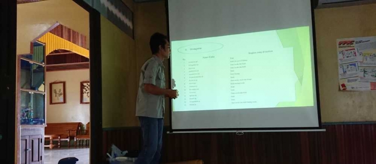 Riduwan saat menyampaikan hasil penelitiannya tentang tumbuhan liana. Foto dok. Rizal/YP