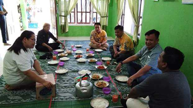 Suasana makan siang di salah satu rumah warga. (Foto Istimewa)