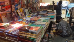 Buku-buku bekas di Taman Buku & Majalah Alun-alun Utara Kraton Surakarta (dok. pri).