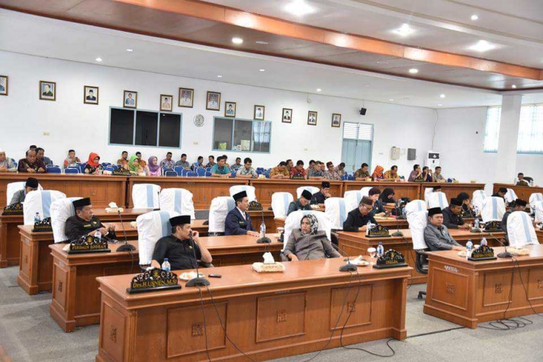Anggota DPRD Kabupaten Bangka dalam rapat paripurna (dokpri) 