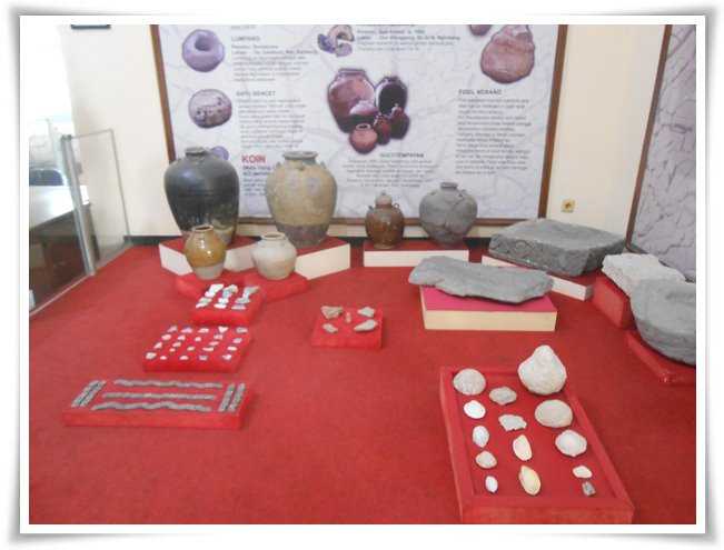Berbagai koleksi batu, guci, dan logam (Dokpri)