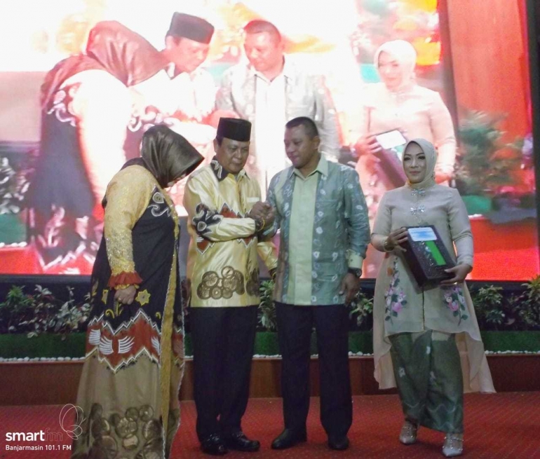 Paman Birin dan Acil Odah serahkan cinderamat kepada Kolonel Inf. Yudianto Putrajaya yang pindah ke Mabes TNI AD