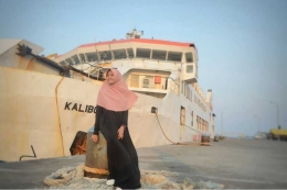 Kamu dan kapal sama2 menuntunku untuk menyeberangi lautan. || Sumber gambar : Instagram Jilbab Alfa