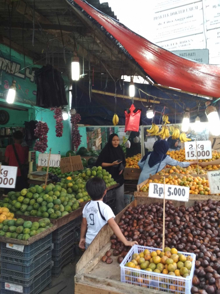 Pedagang buah dekat stasiun Citayam (dok.pri)