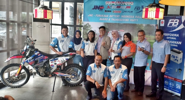 Deskripsi : Tim JNE-furukawa Batere Indonesia bersama sponsor utama JNE dan Furukawa Batere I Sumber Foto : dokpri