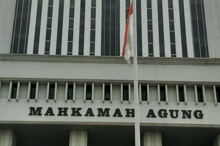 Gedung Mahkamah Agung, Jalan Medan Merdeka Utara Nomor 9, Jakarta Pusat, Senin (16/4/2018). (KOMPAS.com/ MOH NADLIR)