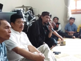 Sulthon (memegang mikrofon), salah seorang penggemar motor besar (Moge) di Bandung, tengah berceramah menyambut 10 Muharam 1440 H. Ia menolak dipanggil ustaz meski memiliki kemampuan berceramah agama. Foto | Dokpri.