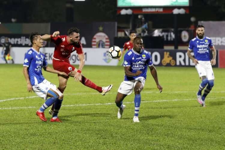 Pemain Persija Jakarta Marko Simic (kedua dari kiri) menendang bola pada laga liga 1 2018 di Stadion PTIK, Jakarta, Sabtu (30/6/2018). Persija berhasil menaklukan Persib dengan skor 1-0.(MAULANA MAHARDHIKA) 