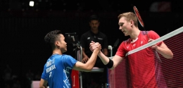 Ginting (kiri) berhasil mengalahkan Axelsen, pemain rangking 1 dunia di China Open 2018/Foto: Twitter InaBadminton 