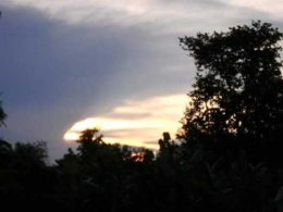 Langit jelang Maghrib di Bohar, Sidoarjo Jawa Timur. Dokpri, fb lama.
