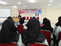 Drs. Muhammad Yus, mantan Ketua DPR Aceh sedang memberikan kuliah perdana kepada mahasiswa baru tahun akademik 2018/2019 Politeknik Kutaraja, Selasa (18/9) di Auditorium kampus tersebut. (dokumentasi pribadi) 