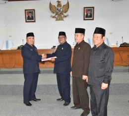 Plh Bupati Bangka menyerahkan nota kepuangan kepada Ketua DPRD Kabupaten Bangka Parulian, S.Ip (dok. Humas Bangka)
