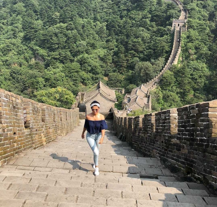 Seorang perempuan sedang berjalan di situs warisan budaya China The Great Wall. || Sumber gambar: Instagram China Grear Wall