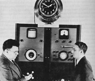 Jam atomik pertama yang dibuat pada tahun 1949 oleh US National Bureau of Standards. (logout.hu/cikk/egy_atomora_emlekere/folytatas.html).