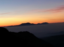 Menatap matahari terbit dari bukit Kingkong | Foto: Efa Butar butar