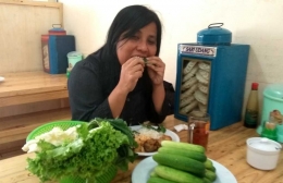 Makanan khas Indonesia berbahan dasar sayuran dan saus kacang bisa dtemukan dimana-mana, dari pinggir jalan sampai rumah makan besar. (dok.windhu)