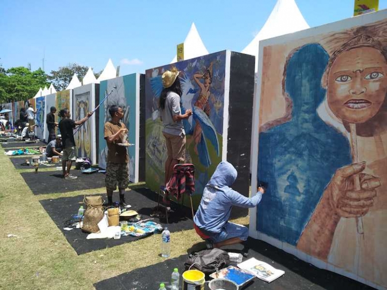 Kelompok Klalar Klulir sedang menyelesaikan muralnya yang berjudul Tri Hita Karana/dokpri