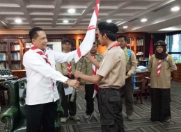 Budi Waseso ketika menyerahkan bendera Pramuka kepada tim aju yang membawa bantuan Bulog untuk kegiatan Karang Pamitran Nasional 2018. (Foto: ISJ)