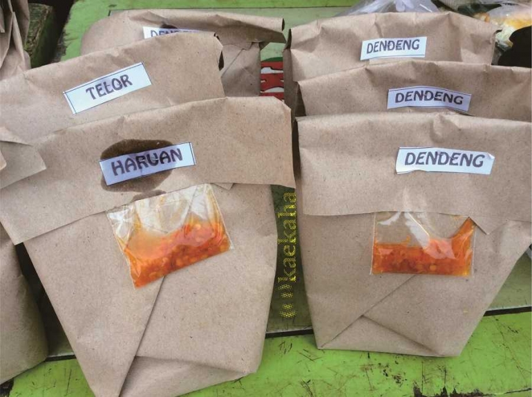 Nasi kuning bungkus kertas lauk ikan Haruan dan Dendeng Rusa (Foto : @kaekaha)