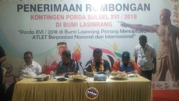Muslimin (ketiga dari kanan) pimpin Kontingen Bantaeng saat diterima di Pinrang (22/09/2018) | dokpri