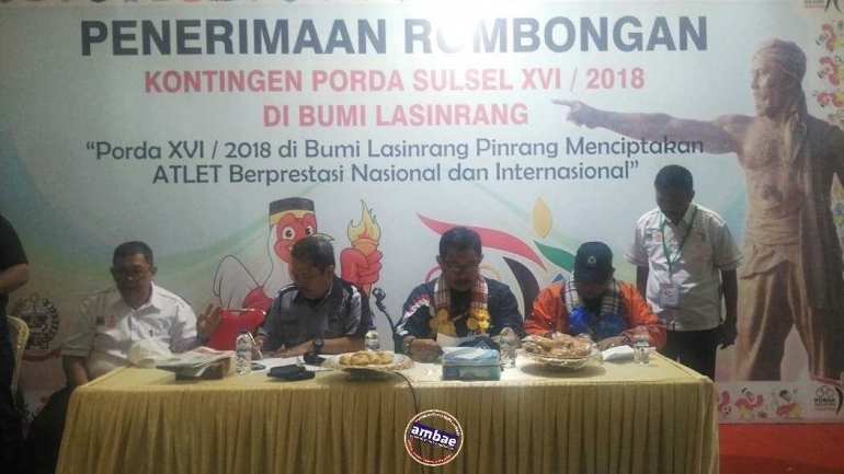 Muslimin (ketiga dari kanan) pimpin Kontingen Bantaeng saat diterima di Pinrang (22/09/2018) | dokpri