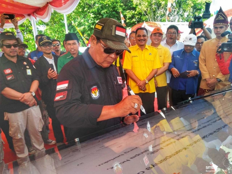 Gubernur Kalimantan Selatan - Sahbirin Noor, saat menadatangani Deklarasi Kampanye Damai di Siring 0 Kilometer (23/09)