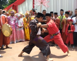 pentas seni budaya Betawi Palang Pintu dihadirkan dalam pernikahan massal 25 pasangan dhuafa dalam kegiatan milad 25 tahun Dpmpet Dhuafa di Tugu Proklmas, Sabtu 22 September 2018 (dok.windhu)