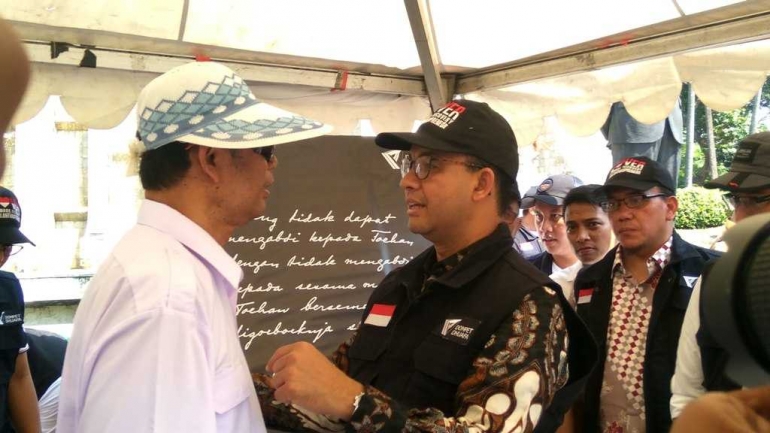 Parni Hadi sebagai Inisiator, Pendiri dan Ketua Yayasan Dompet Dhuafa Republika bersama Gubernur DKI Jakarta Anies Baswedan (dok.windhu)