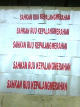 Kain sederhana yang sangat bersejarah. Ban kepala ini menyatukan para relawan militan dari seluruh penjuru negeri yang puncaknya demonstrasi di Gedung DPR, 3 Desember 2013 dan ditindaklanjuti dengan lobby ke berbagai elemen DPR RI. dokumen pribadi