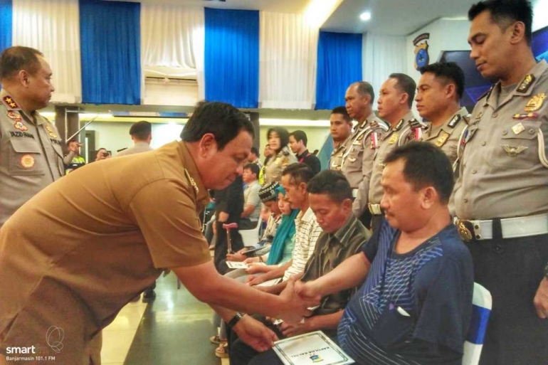 Gubernur Kalimantan Selatan -- Sahbirin Noor, saat menyerahkan bantuan dan santunan kepada sejumlah korban kecelakaan lalu lintas