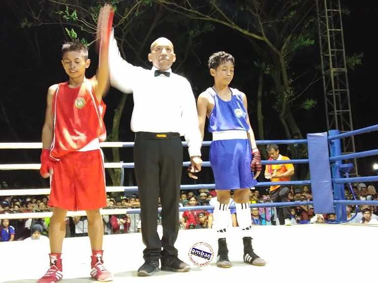 Ahmad Nur (kiri) menang atas Muh Ramadan, yang kemudian meloloskannya ke Semifinal Tinju PORDA XVI Pinrang (24/09/2018).