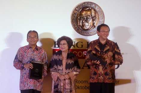 hok menerima Bung Hatta Award/Bunghattaaward.org/