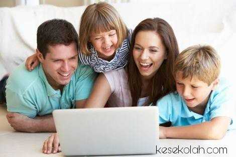 Orangtua memiliki peran penting dalam edukasi teknologi digital bagi anak. Sumber foto:yenisovia.com 