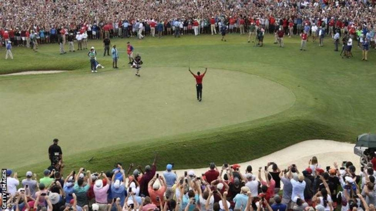 Penonton mengelu elukan Tiger Woods ketika berhasil memenangi kejuaraan PGA di Attanta kemaren. Sumber: Getty Images