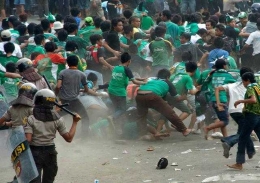 sumber gambar : https://www.wawker.com/2016/06/6-pendukung-sepakbola-indonesia-yang.html