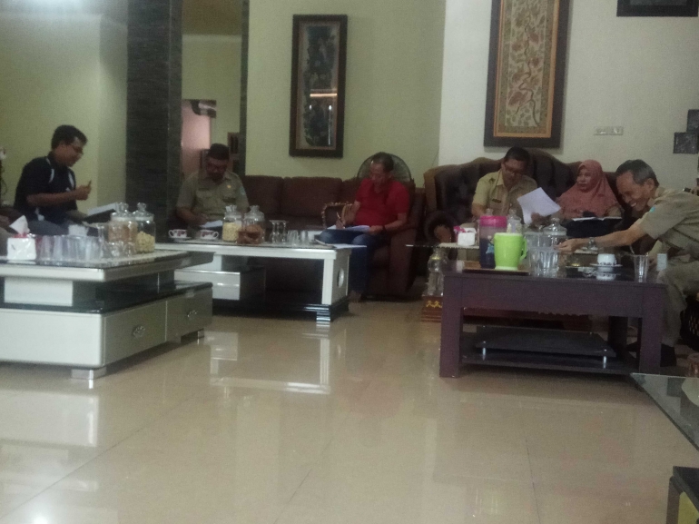 Rapat pejabat Pemkab Bangka dengan Bupati Bangka terpilih Mulkan di rumah pribadi Mulkan di BTN Karya Makmur diantaranya membahas tentang rencana pelantikan (dokpri) 