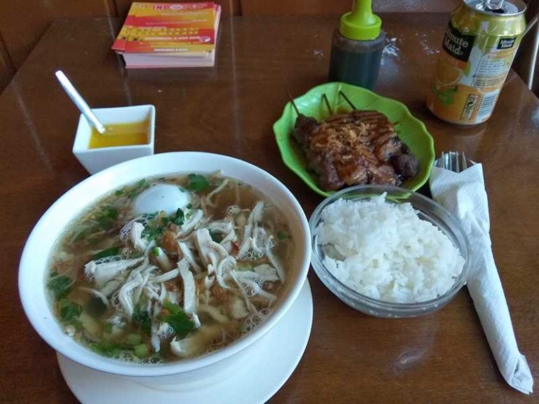 Selamat makan, soto ayam plus sate kambing di Warung Sranang Makmur, dokpri.