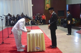 Gubernur SulSel (kanan) saksikan Bupati dan Wakil Bupati Bantaeng penanda tanganan SK Pelantikan (26/09/2018).