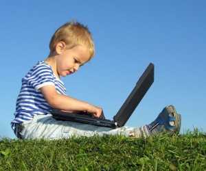 Anak usia dini perlu didampingi orangtua dalam edukasi teknologi digital. Sumber foto: hujandilangithari.wordpress.com